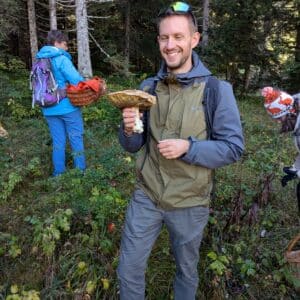 Participants à une sortie champignons en Chartreuse montrant un cèpe